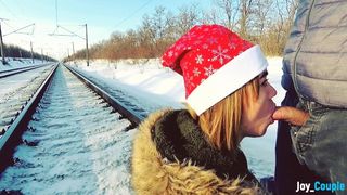 Девка в шапке Санты отсасывает хуй зимой на железной дороге